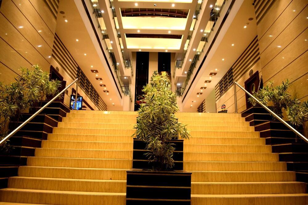 Hotel Royal Cliff Kanpur Exteriör bild