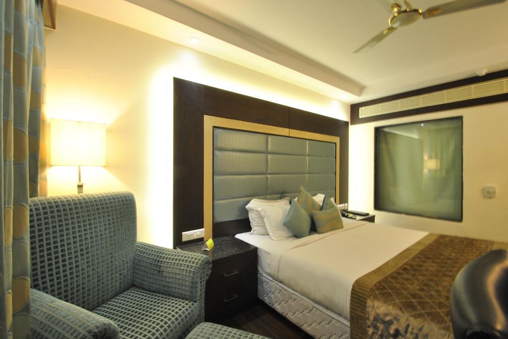 Hotel Royal Cliff Kanpur Exteriör bild