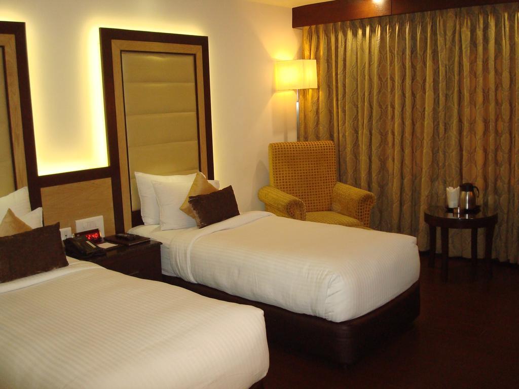 Hotel Royal Cliff Kanpur Exteriör bild